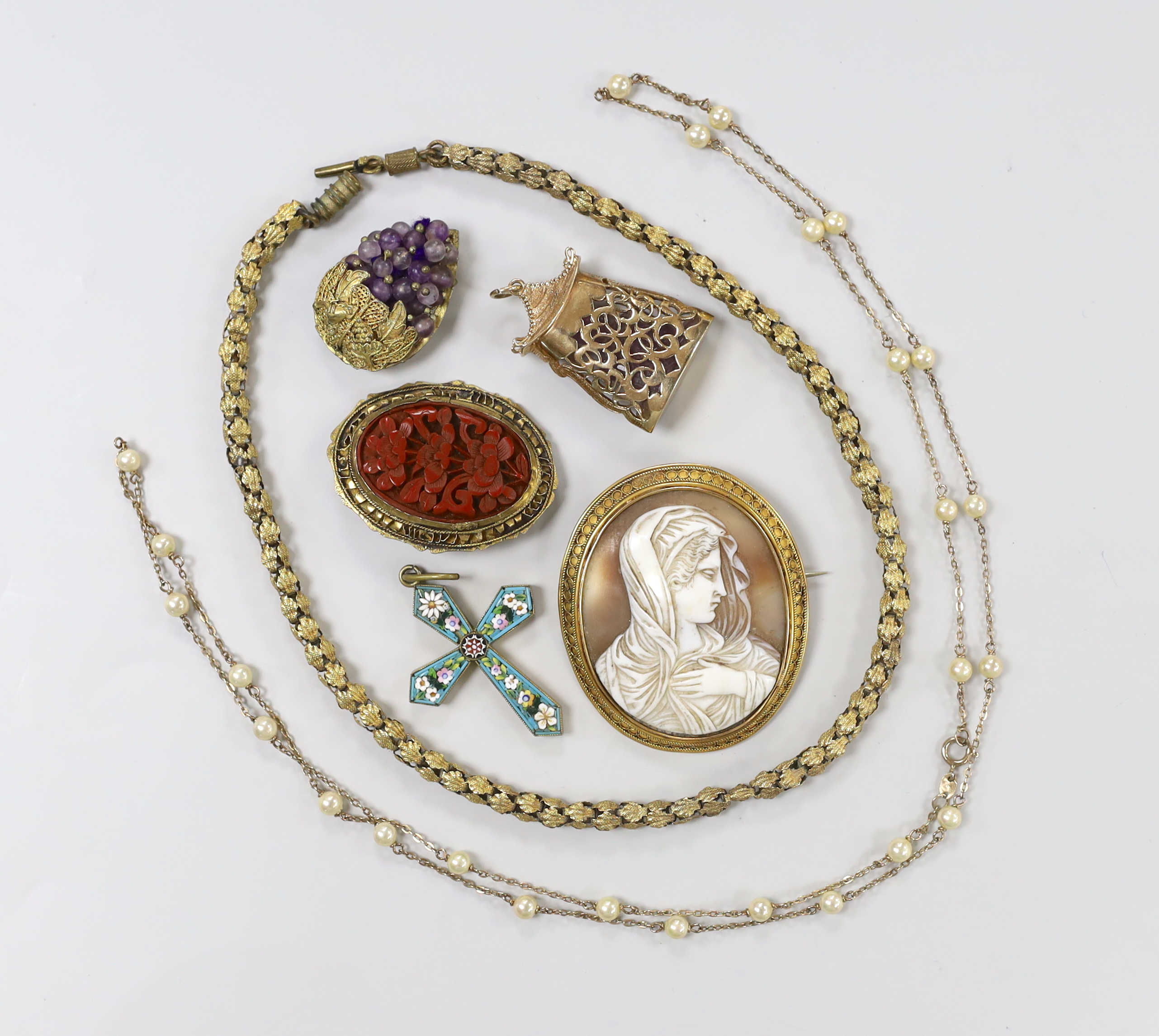 Sundry jewellery including pinchbeck chain and a 9ct gold mounted carved amethyst Buddha pendant, 36mm.